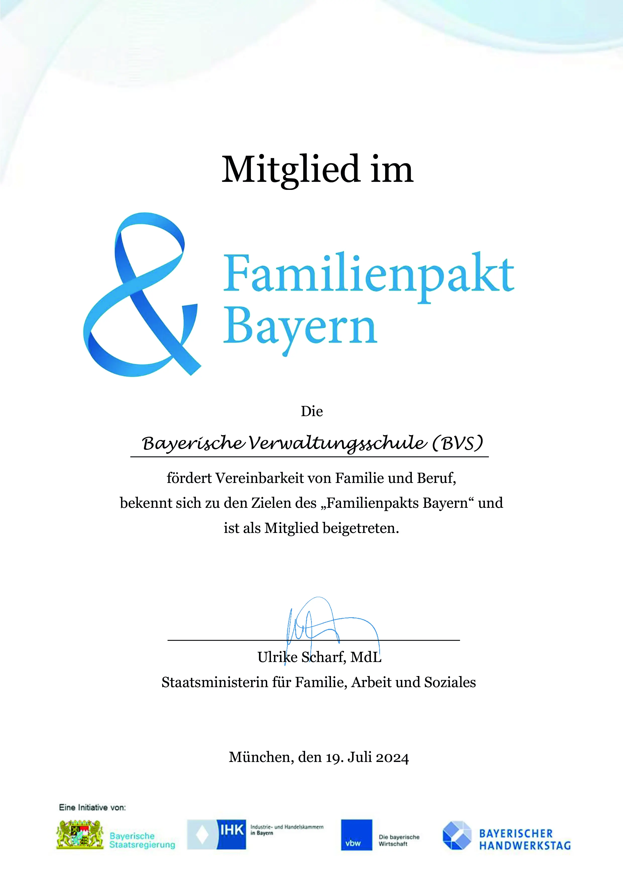 Die Bayerische Verwaltungsschule (BVS) fördert Vereinbarkeit von Familie und Beruf, bekennt sich zu den Zielen des "Familienpakts Bayern" und ist als Mitglied beigetreten.